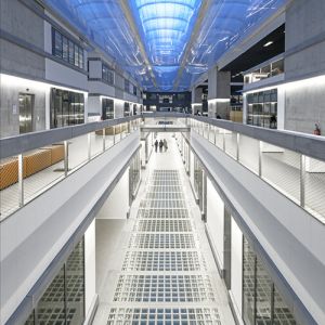 Vista de tres filas de cojines ETFE en la biblioteca